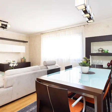 Rooftop Cityview Classic Apartment
